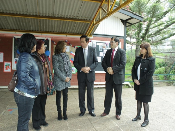 Escuela Divino Maestro recibe la donaci&oacute;n de computadores e impresora.