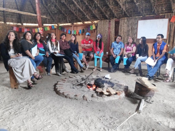 Familias de San Antonio participan en taller de competencias parentales