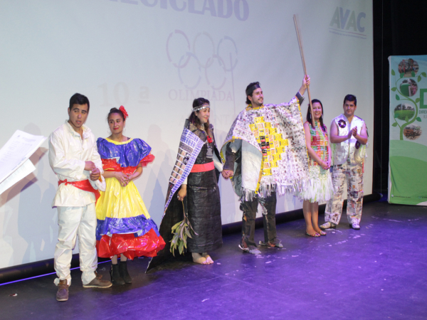 Apoderados se lucieron con trajes de materiales reciclados en una nueva jornada de las Olimpiadas Ambientales en San Antonio