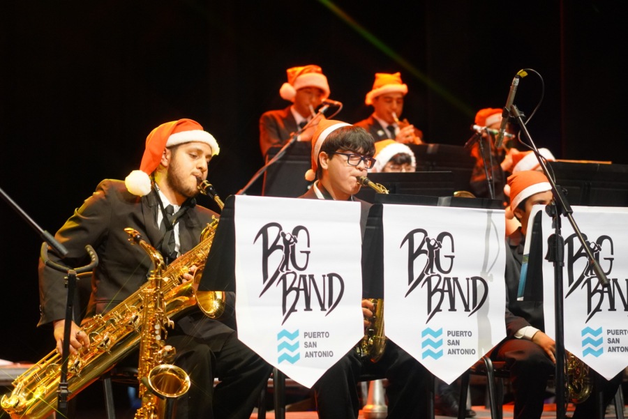 Big Band Puerto San Antonio maravilló con su concierto navideño en el Centro Cultural