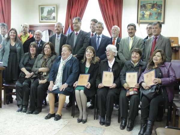 Ocho “asistentes de educación” de sistema municipal de San Antonio se acogieron a merecido