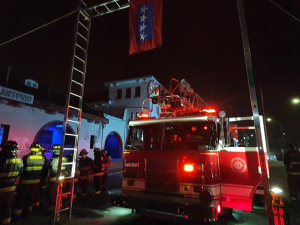 En el frontis del municipio se realizó la presentación de dos nuevos carros de Bomberos de San Antonio