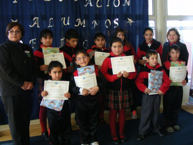 Premiando los buenos resultados escolares. Escuela Cristo del Maipo entregó estímulos a los mejores estudiantes del primer semestre