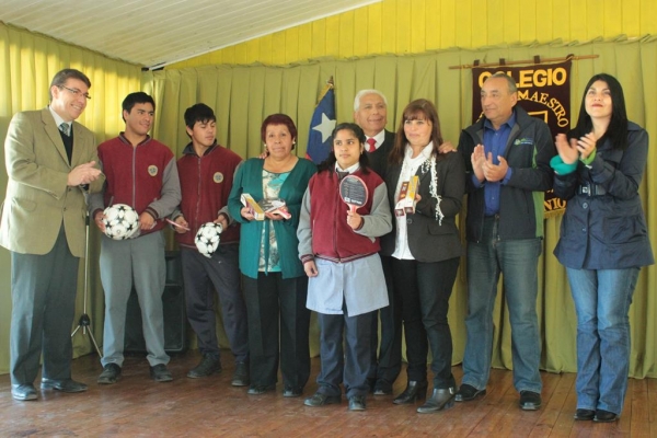 implementos deportivos nuevos a escuela Divino Maestro y Bicentenario