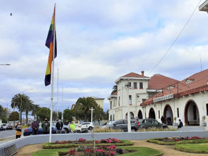 Municipio iza bandera LGBTI por noveno año consecutivo