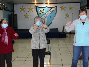 Personas mayores participan en taller de salud funcional impulsado por la Municipalidad de San Antonio