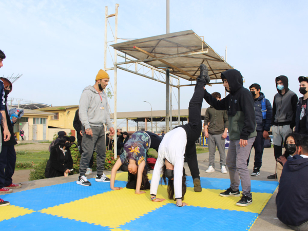 Comunidad educativa del Liceo Juan Dante Parraguez disfruta de  la actividad “Recreo Activo” impulsada por el municipio