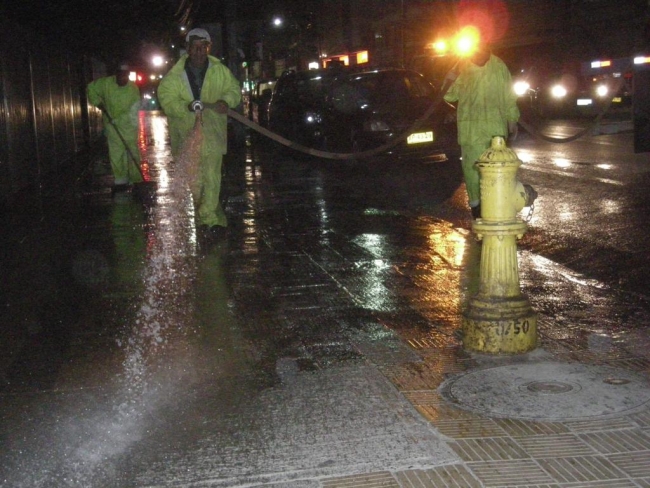 Cada Miércoles lavan las veredas de las calles centricas