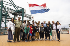 Niños viven una aventura marítima en el crucero Oosterdam gracias a gestión municipal