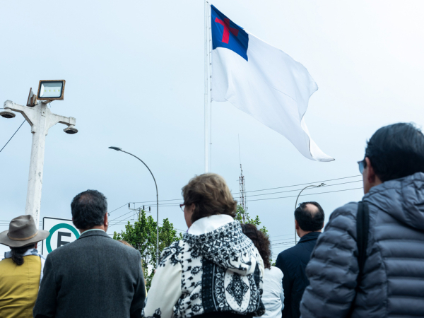 Ceremonia de Izamiento de Bandera Cristiana marca el Día de las Iglesias Evangélicas y Protestantes en la comuna