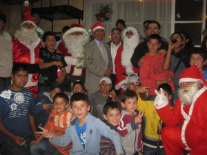 Felices niños de San Antonio con caravana Navideña de luces y colores