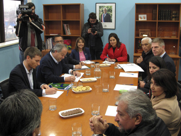 Municipalidad de San Antonio participa en mesa tripartita en apoyo a  ex trabajadores de Maersk