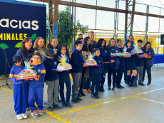 Alumnos de Escuela Poeta Pablo Neruda de San Antonio quedaron contentos con donaci&oacute;n de set de &uacute;tiles escolares