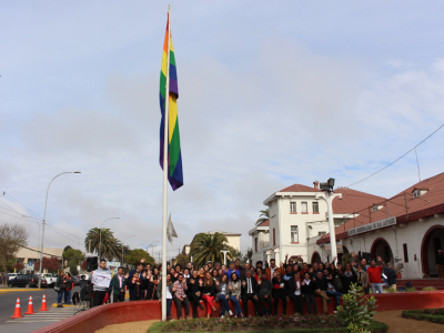 Por s&eacute;ptimo a&ntilde;o municipio iza la bandera de la diversidad sexual