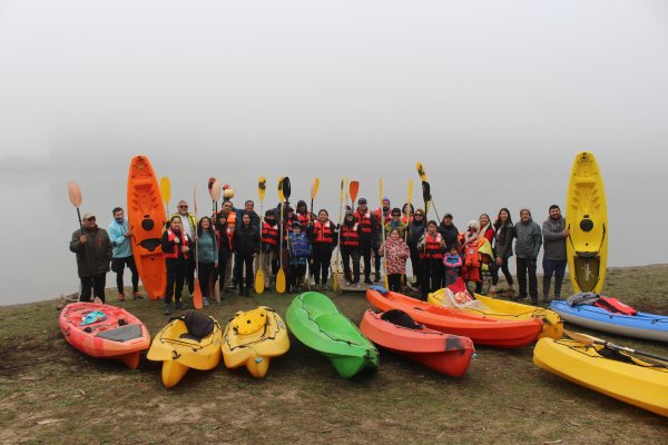 Taller municipal de kayak promueve el deporte y la recuperación del tranque San Juan