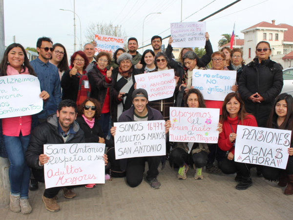 Con intervenci&oacute;n urbana llaman al buen trato de la gente mayor