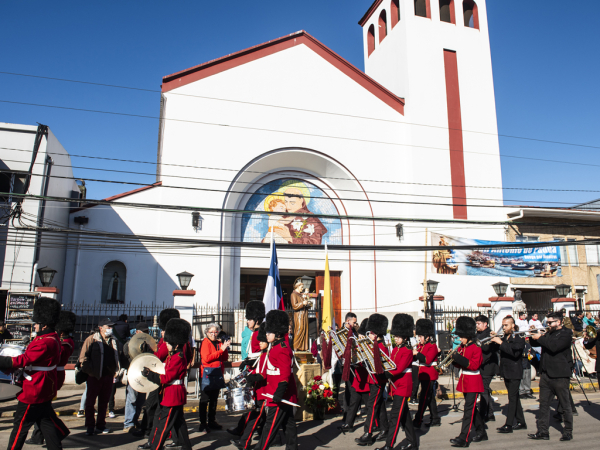 Con un solemne desfile escolar rinden homenaje a San Antonio de Padua