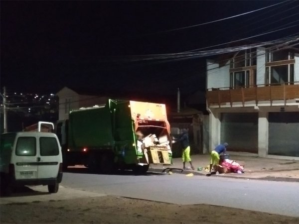Hasta fr&iacute;a medianoche retiraron basura&nbsp;tras largo fin de semana en San Antonio