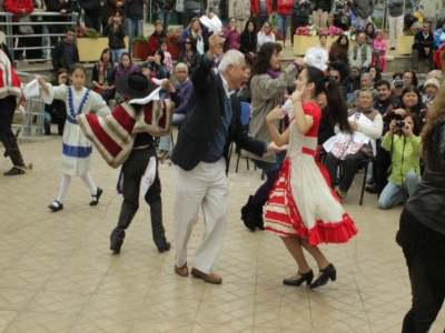 &ldquo;Colores y Sonidos de mi tierra&rdquo; trajo de vuelta el folclore       a la plaza de Llo Lleo