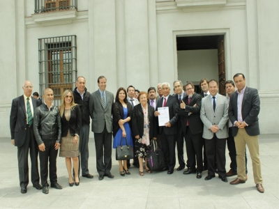 Autoridades de San Antonio llegaron hasta La Moneda para exigir reposici&oacute;n de los recursos para el nuevo hospital