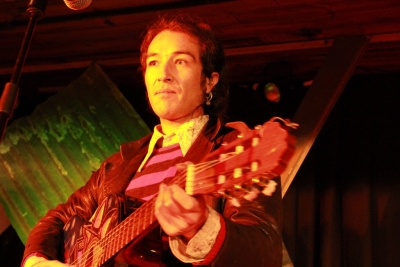 Repleto sal&oacute;n del Departamento de Cultura, tras la presentaci&oacute;n del artista sanantonino Chinoy