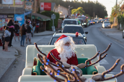 La ruralidad de San Antonio disfrut&oacute; de caravana navide&ntilde;a con Viejito Pascuero de protagonista